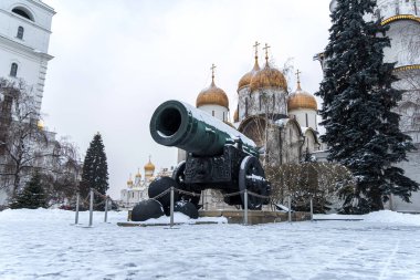 Kremlin 'in duvarının içinde - Çar, Büyük Çan Kulesi İvan, Büyük Çan İvan ve Moskova Katedral Meydanı' ndaki Katedral Katedrali arka planı ile birlikte.