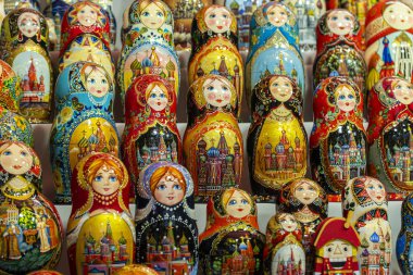Bir sürü geleneksel Yuva Bebeği ya da Rus Matrioshkası Rusya 'nın en popüler hatırası.