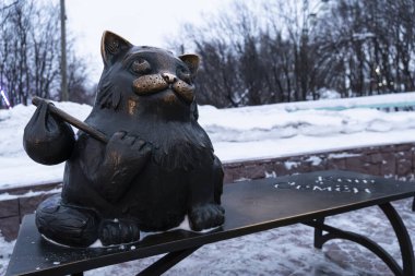 14 Aralık 2021. Murmansk Rusya: Kedi Spermi Anıtı Semenovskoe Gölü.