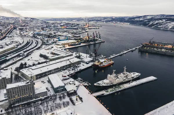 Lenin Sovyet nükleer enerjili buzkıran gemiler arasında Murmansk limanında. Üst görünüm.