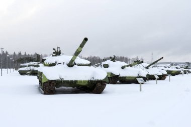 Tanklar raylarda ve diğer çeşitli askeri teçhizatlar kışın karda