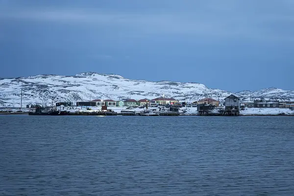 海边的一个古老的渔村 Teriberka是北冰洋海岸上的一个村庄 世界的边缘 俄罗斯最北端 图库图片
