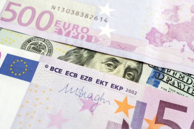 100 dolarlık banknotun yakın plan görüntüsü. Finansal fon olarak da euro para banknotları var. Nakit para. Finansal büyüme ve iş kavramı. Para geçmişi. Benjamin Franklin