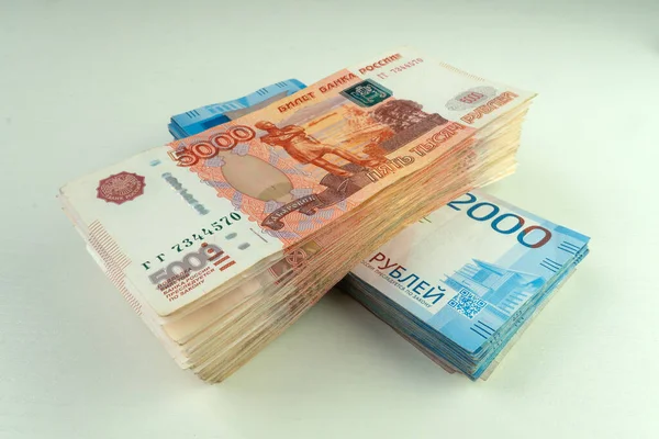 Beyaz arka planda Rus banknotlarından bir tomar para. Rus rublesi olarak milyonlarca ruble.