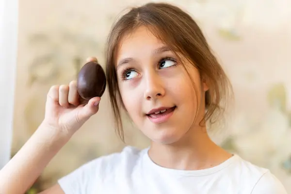 Ett Barn Öppnar Ett Chokladägg Flickan Förvånad Över Överraskningen Barnet Stockbild