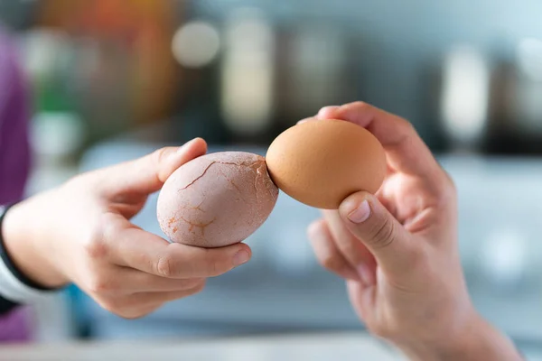 Tradición Pascua Romper Los Huevos Dos Manos Sostienen Los Huevos Imágenes de stock libres de derechos