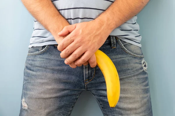 Banana Out Mens Jeans Men Penis Potency Concept lizenzfreie Stockfotos