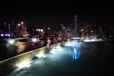 Dubai Frame 'in önündeki fıskiye gösterisi, BAE' nin Dubai şehrindeki Zabeel Park 'ta yer alan mimari bir simgedir.