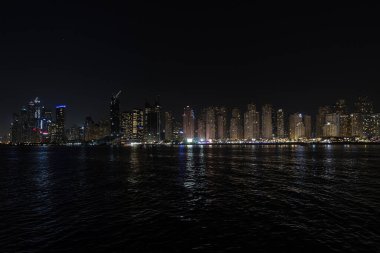 su, dubai şehir şehir gece, panoramik mahallinde yansıyan.