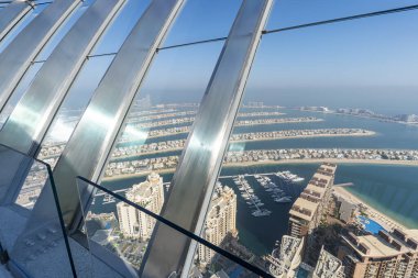 Çatıdaki bir gökdelenin tepesindeki gözlem güvertesinde. Suni Palm Jumeirah Adası manzarası