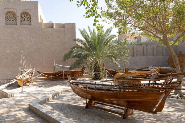 历史上古老的木制划船船来自迪拜 船的安装遗产村 免版税图库图片