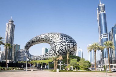 Dubai, BAE - 28 Kasım 2022: Dubai şehrinin ünlü Şeyh Zayed Yolu 'na bakan Torus şekilli Geleceğin Müzesi dış metal kabuğunda kabartmalı Arap kaligrafisi ile.
