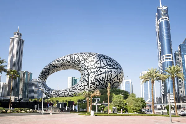 美国迪拜 2022年11月28日 一个环状的未来博物馆 俯瞰着迪拜著名的谢赫扎耶德路 其外层金属外壳上刻着阿拉伯书法 图库图片