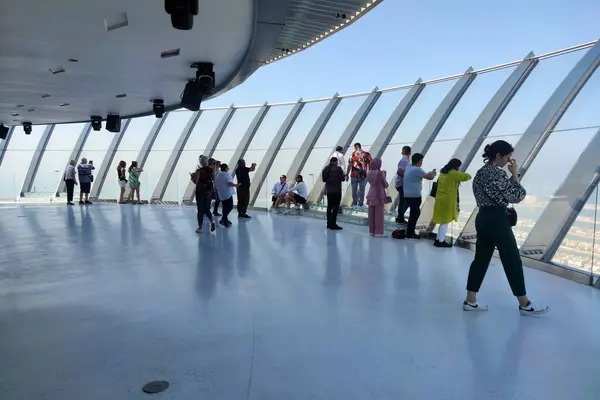 阿拉伯联合酋长国迪拜 2022年11月29日 屋顶摩天大楼顶部的观景台 人工棕榈朱美拉岛的景观 游客们在手掌边欣赏美丽的景色 图库图片