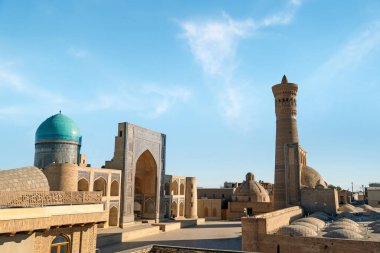 Özbekistan, Buhara 'daki Mir-i Arap Madrasa, Kalan Minaresi ve Kalan Camii' nin muhteşem manzarası. Po-i-Kalan kompleksi Orta Asya 'nın popüler bir turistik merkezidir..
