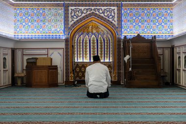 Bir Müslüman 'ın camide namaz kılarken arkasına bakması. Özbek camiinin içinde dua.