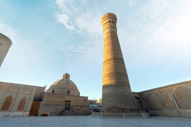 Özbekistan, Buhara 'daki Po-i-Kalan kompleksinin Kalan Minaresi' nin muhteşem manzarası. Antik tuğla kule Orta Asya 'nın popüler bir turistik merkezidir.
