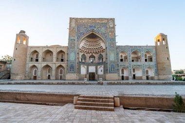 Özbekistan, Buhara 'daki Abdüllaziz Khan Madrasah' ın ana girişi. Özbekistan 'ın eski buhara kasabası. Buhara 'nın ana meydanı.