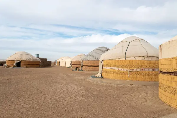 Özbekistan, Kyzylkum çölündeki yurt kampı.