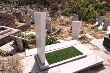 Mezarlıktaki mezar taşına yakın plan, seçici odak