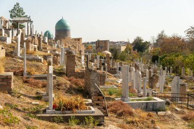 Eski ve yeni mezarları olan eski bir Müslüman mezarlığı. Mezar taşlarında yazı yok. Semerkand, Özbekistan.