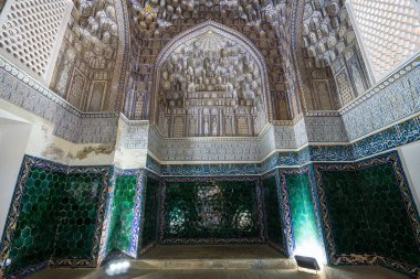 Anıt mezar duvarı şablonlarla süslenmiş. Anıt mezar. Tarihi kompleks Shah-i-Zinda. Semerkand, Özbekistan