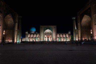 Alacakaranlıkta Semerkand. Ulugh Beg, Tilya-Kori ve Sher-Dor ile birlikte üç medrese sahip tarihi kayıt meydanı.