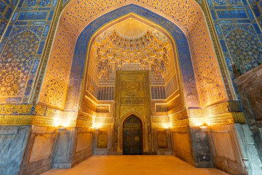 Özbekistan 'ın Semerkant kentindeki seramik seramik seramik seramik seramik seramik seramik seramik desenli arka planının dekoratif iç medresesi Registan Tilya Kori Madrasah mozaik desen tasarımı