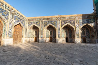 Semerkant, Özbekistan 'daki Registan Meydanı' nda Şer-Dor Madrasah. Sicil, Orta Asya 'nın popüler bir turistik merkezidir..