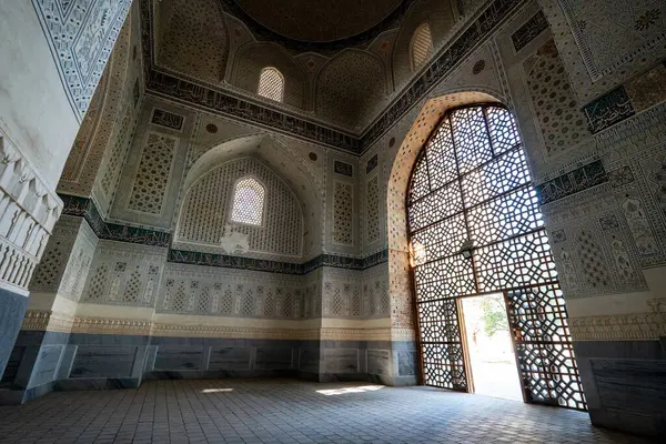 乌兹别克斯坦撒马尔罕Bibi Khanum清真寺建筑群内的景观 图库图片