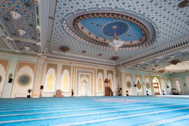 Mavi geleneksel halısı olan Hazrati İmam Camii 'nin içi. Cami 'nin içindeki dua salonunda..