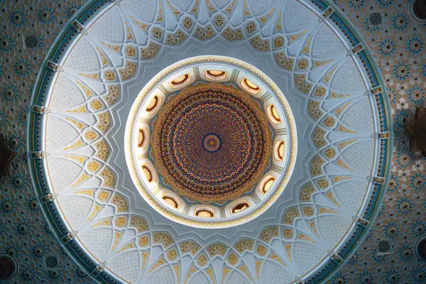 Mavi geleneksel halısı olan Hazrati İmam Camii 'nin içi. Caminin içinde.