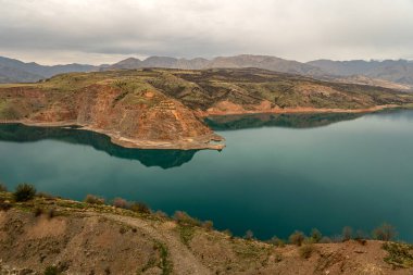 Özbekistan, Taşkent yakınlarındaki Charvak rezervuarı. Güzel göl ve dağlar. Özbekistan 'ın doğası.