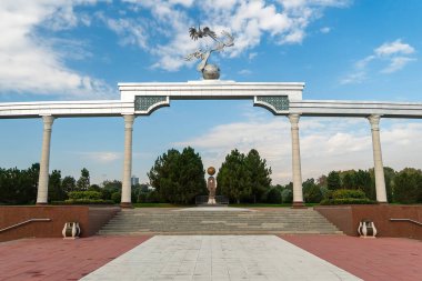 Özbekistan 'ın Taşkent kentindeki Independence Meydanı' nda, Ezgulik İyi ve Aspirasyon Yayı 'nda uçan leylekler görülüyor.