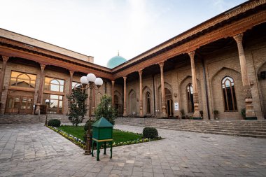 Özbekistan, Taşkent 'teki Hazrati İmam Camii ve Muyi Muborak Madrasah Moyie Mubarek Kütüphane Müzesi manzarası. Hazrati İmam mimari kompleksi Orta Asya 'nın popüler bir turistik merkezidir..