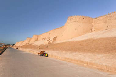 Özbekistan 'ın Khorezm Bölgesi' ndeki Khiva antik kentinin dış kale duvarları. Ichan kala 'nın dış duvarında antik mezarlar