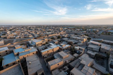 Doğu mimarisi. Kuş bakışlı antik şehir Khiva 'da. Yukarıdan Khiva şehri manzarası. Pahlavan Mahmud caminin turkuaz çatısı.