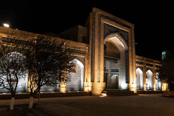 Gece fantastik tarihi şehir. Çok güzel aydınlatılmış bir medrese. Geleneksel Özbek mimarisi.