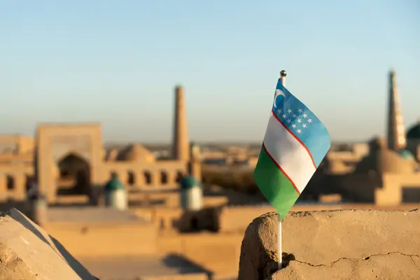 Khiva古城城墙上的一面乌兹别克斯坦小纪念旗 免版税图库照片