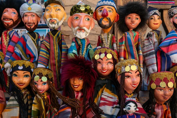 身着传统Uzbek服装的娃娃 传统的纪念品木偶是用粉刷过的纸制成的 伊特琴卡拉 Xiva Ichon Qala Khiva 乌兹别克斯坦 纪念品和礼品概念 免版税图库图片