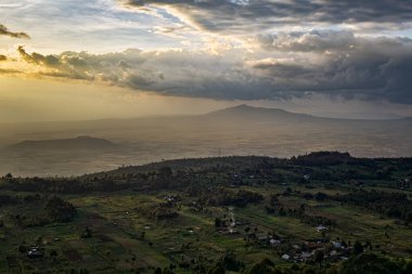 Büyük Rift Vadisi manzarası, Kenya. Güneşin doğuşu ve bulutlu gökyüzü.