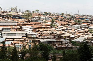 Kibera Afrika 'nın en büyük gecekondu mahallesidir. Kenya, Nairobi 'de gecekondular.