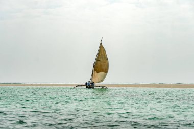 Afrika 'yı gezen Kenya ve Zanzibar deniz manzarası kristal berrak turkuaz su ve Diani Sahili' nden geleneksel yelkenli manzarası ve Watamu Kendwa ahşap katamaran turnesi