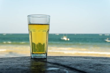 Açık hava kafedeki bar masasında soğuk bira bardağının fotoğrafı. Boşluğu kopyala