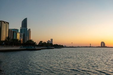 Abu Dabi binaları gökyüzüne yükselir Akşamları günbatımında