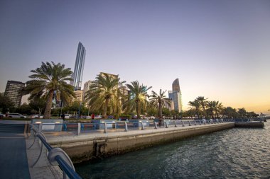 Abu Dabi Corniche boyunca gezinen, şehrin ikonik gökdelenleri ve Arap Körfezi 'nin çarpıcı manzaralı deniz manzaralı bir gezinti alanı.