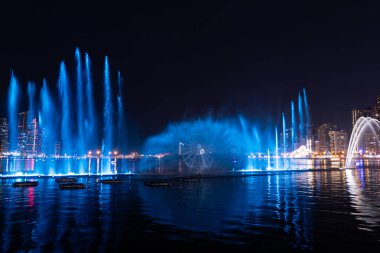 Müzikal fıskiye gösterisi. Sharjah Fountain bölgedeki en büyük çeşmelerden biridir. Al Majaz rıhtımında dans eden renkli çeşme, Sharjah