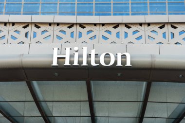 Taşkent, Özbekistan - 27 Ekim 2023: Hilton Otelleri ve Binanın logosu.