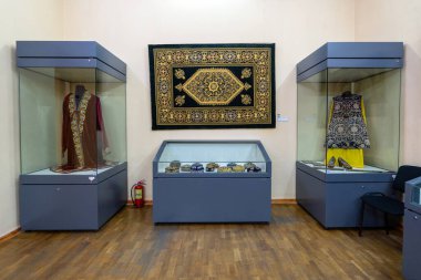 Kıyafetler, kafatası kapakları, halılar, müzede el yapımı eşyalar. Özbekistan Devlet Uygulamalı Sanatlar Müzesi. 28 Ekim. 2023 Taşkent, Özbekistan.