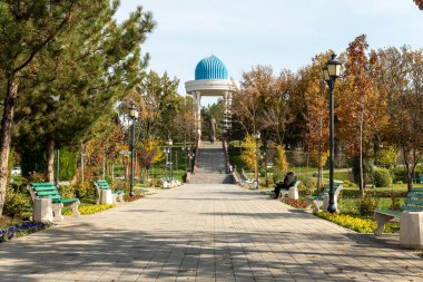 28 Ekim. 2023 Taşkent, Özbekistan. Taşkent 'teki Yazarlar Sokağı. Özbek yazarların ve Özbekistan 'ın kültürel figürlerinin yer aldığı güzel bir park..